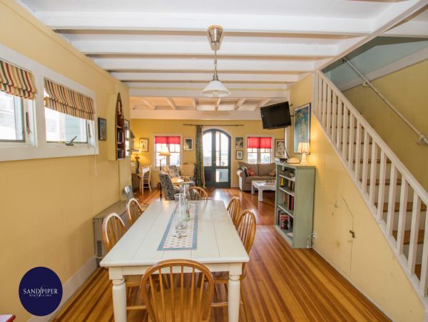 Cape Cod Home 995124