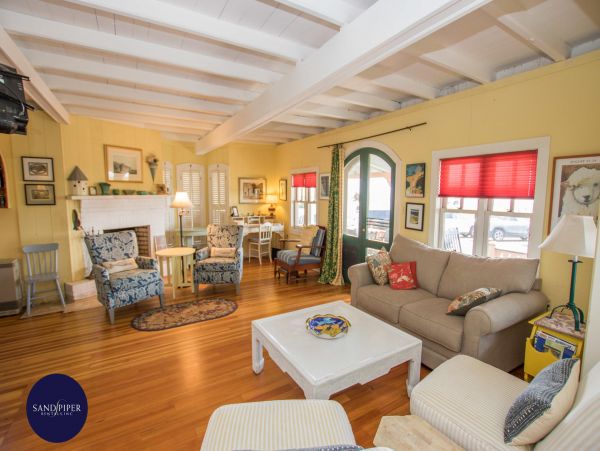 Cape Cod Home 995124