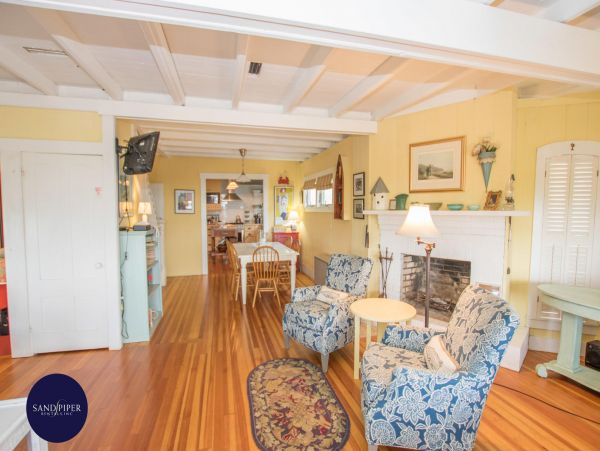 Cape Cod Home 995124