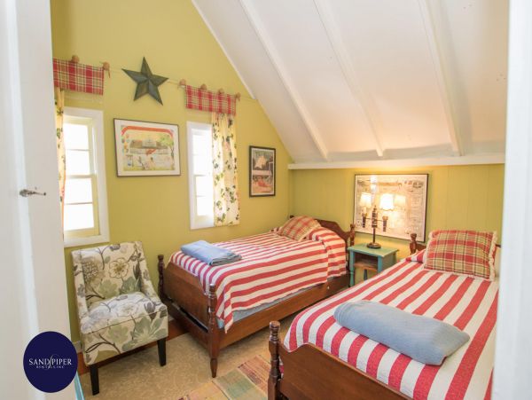 Cape Cod Home 995124