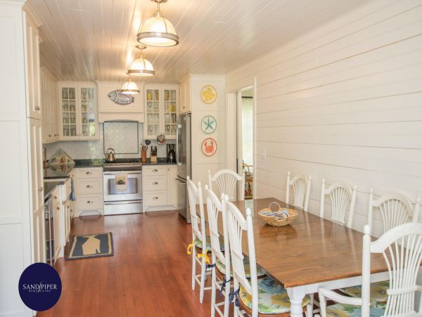 Cape Cod Home 995125