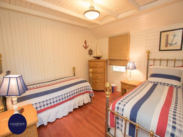 Cape Cod Home 995125