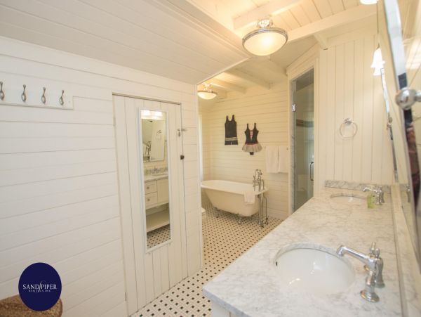 Cape Cod Home 995125