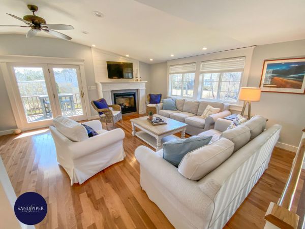 Cape Cod Home 995127