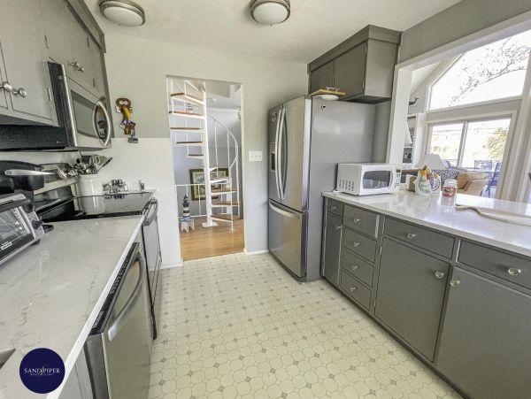 Cape Cod Home 995130