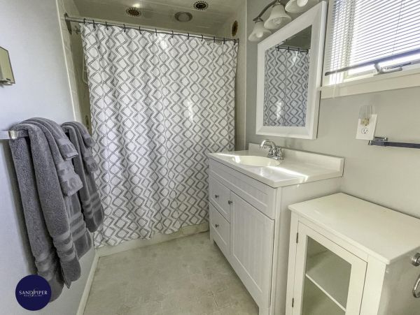 Cape Cod Home 995130