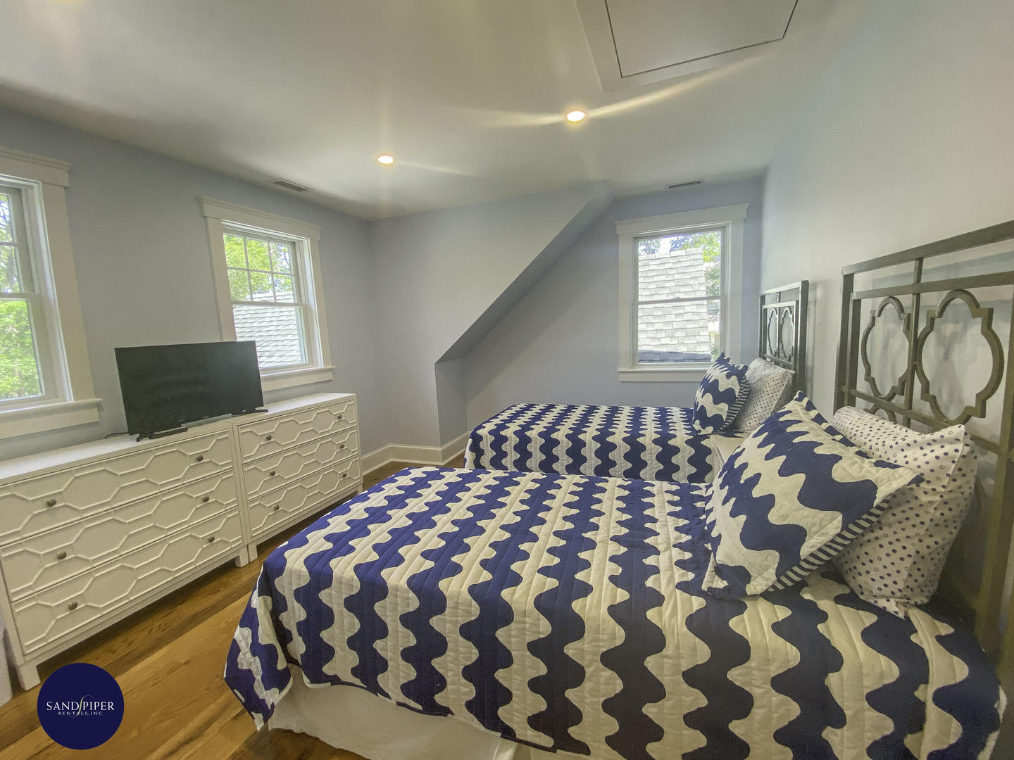 Cape Cod Home 995131