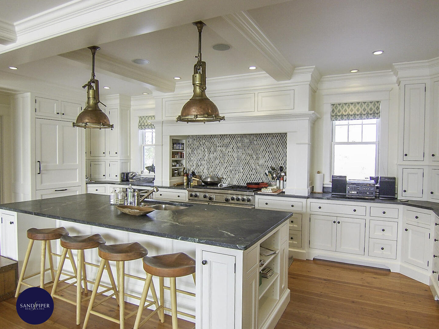 Cape Cod Home 995136