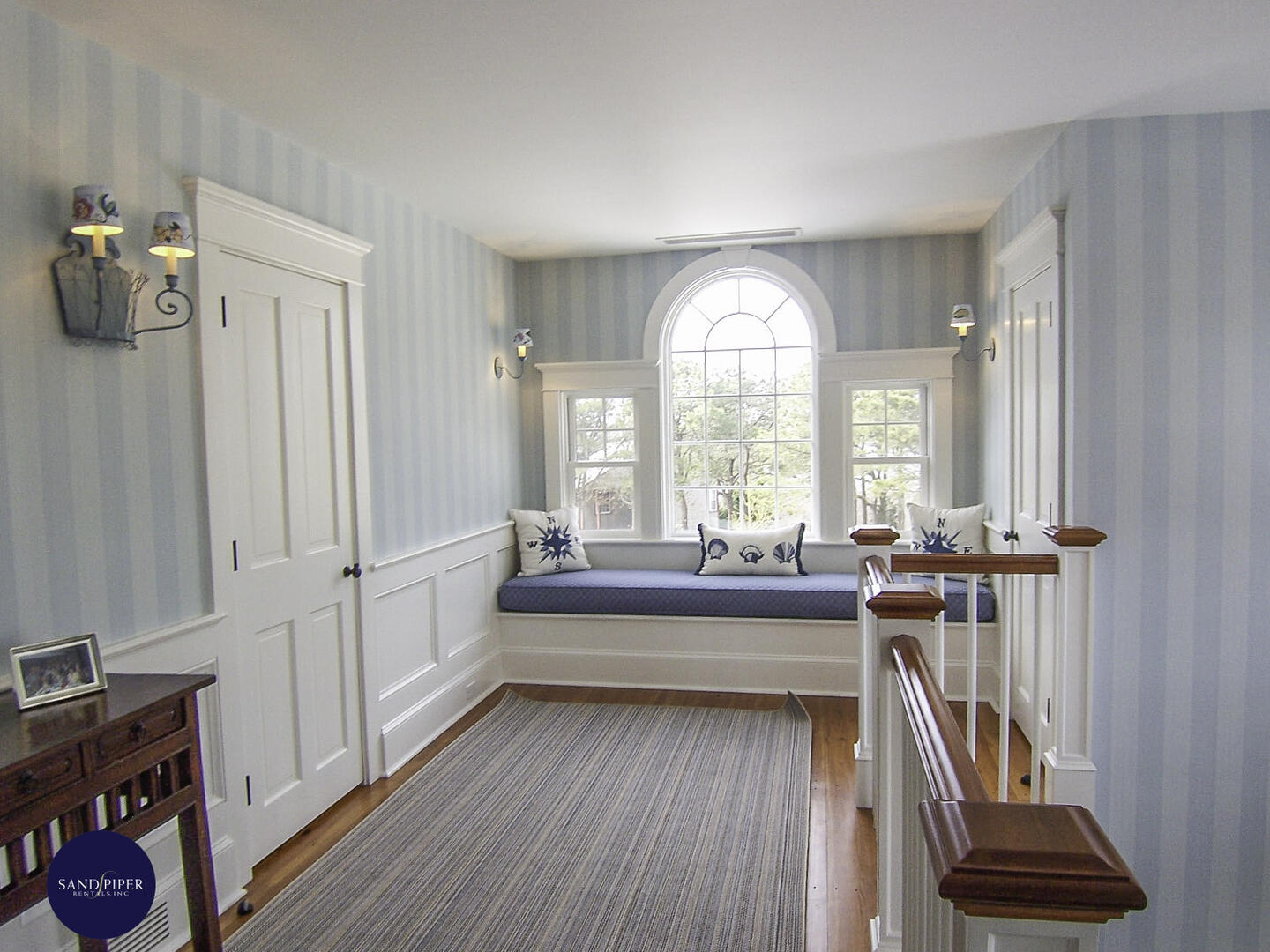 Cape Cod Home 995136