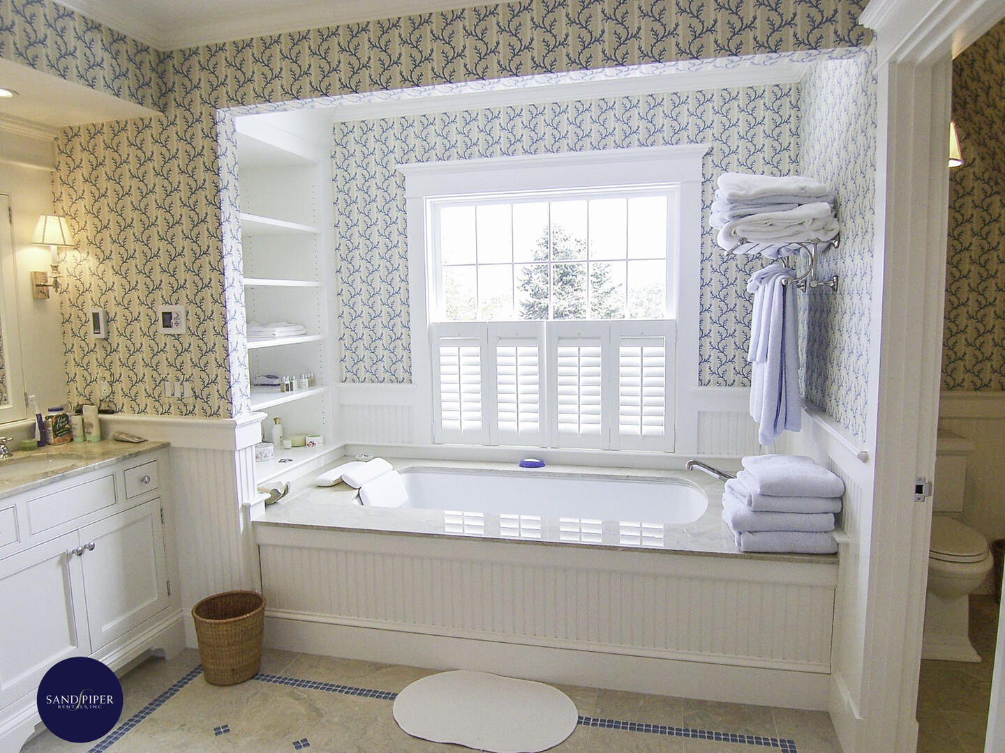 Cape Cod Home 995136