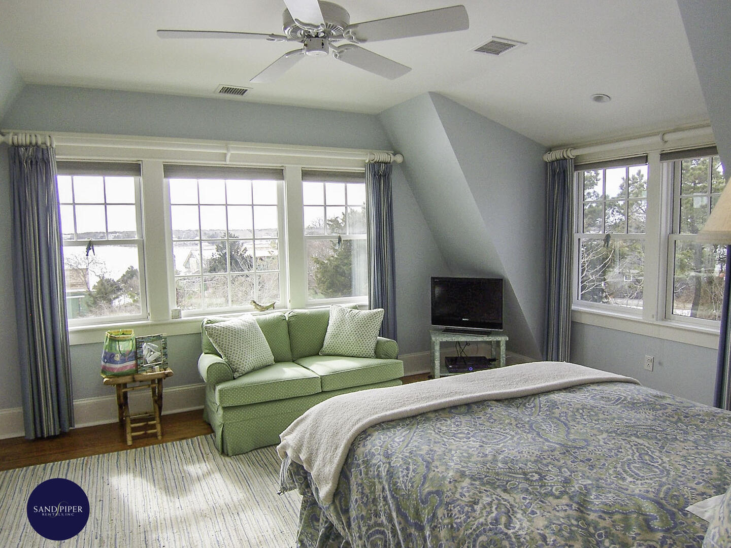 Cape Cod Home 995136
