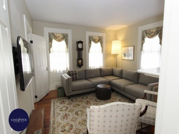 Cape Cod Home 995138