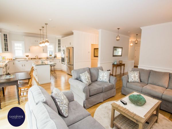 Cape Cod Home 995140