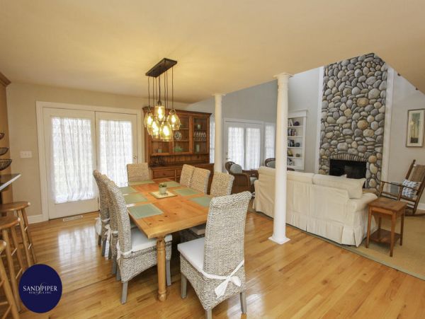 Cape Cod Home 995141