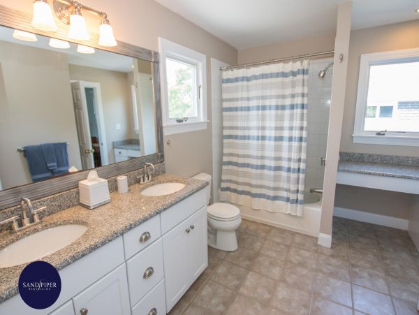 Cape Cod Home 995141