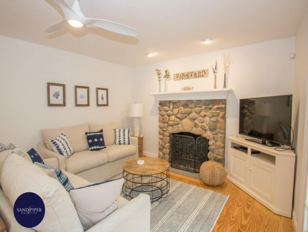 Cape Cod Home 995143