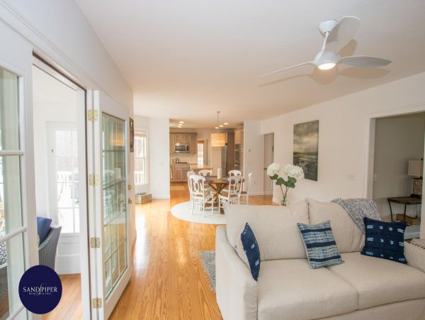 Cape Cod Home 995143