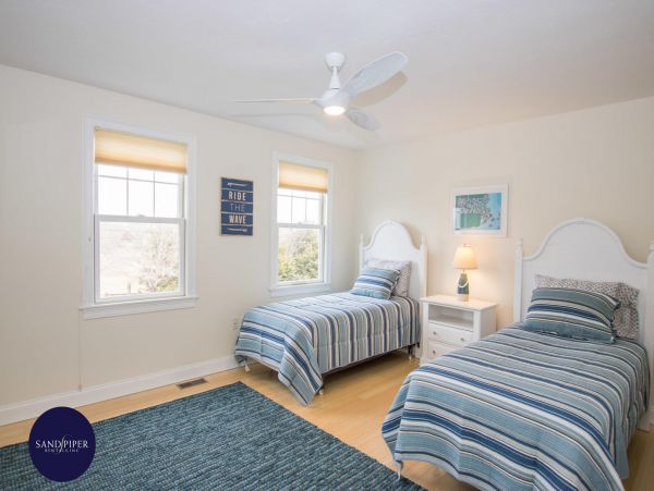 Cape Cod Home 995143
