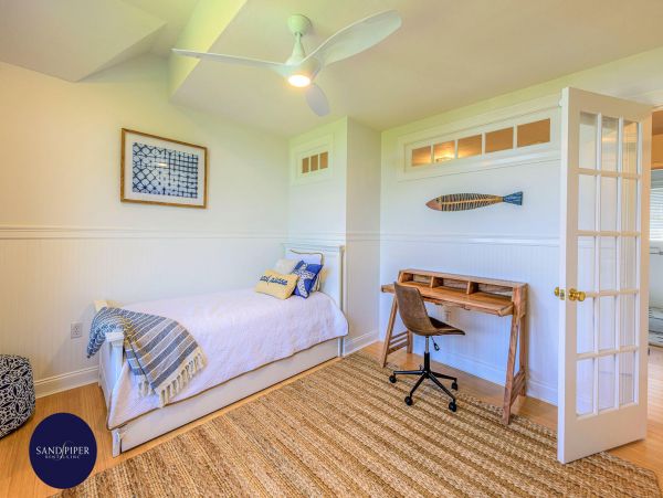 Cape Cod Home 995143
