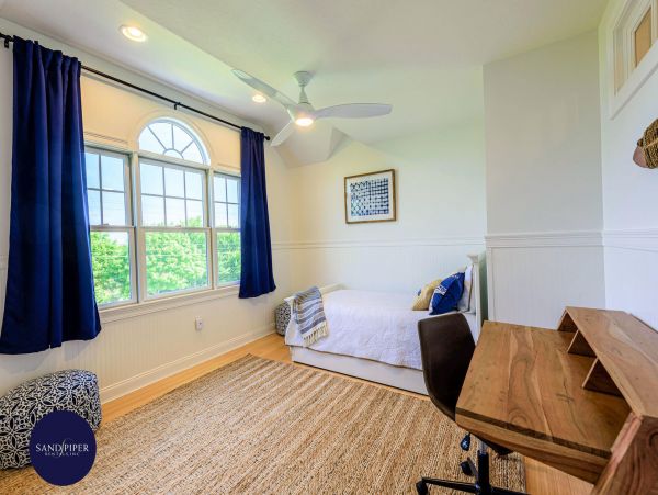 Cape Cod Home 995143