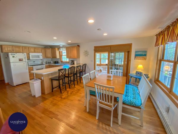 Cape Cod Home 995144