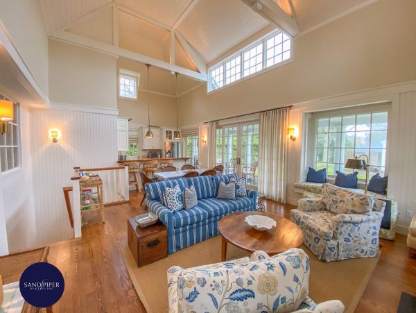 Cape Cod Home 995145