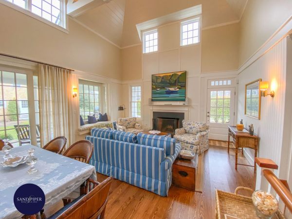 Cape Cod Home 995145