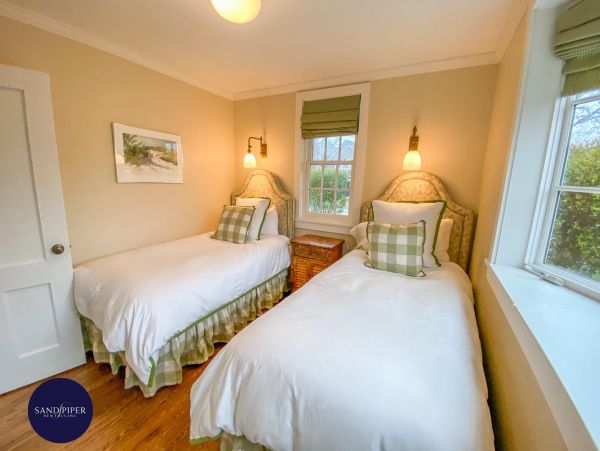 Cape Cod Home 995145