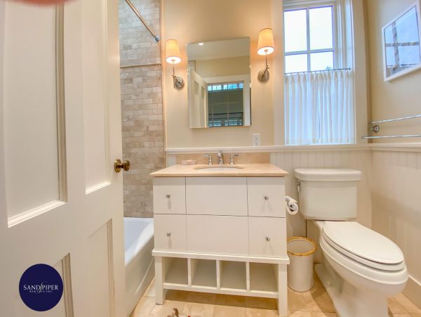 Cape Cod Home 995145