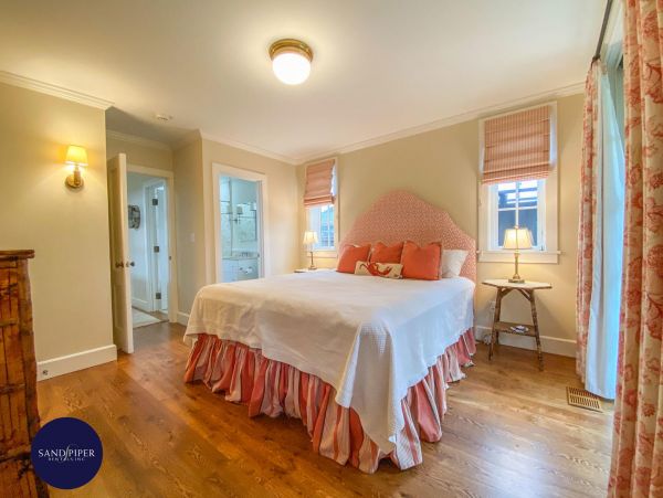 Cape Cod Home 995145