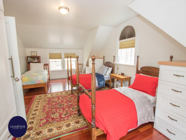 Cape Cod Home 995147