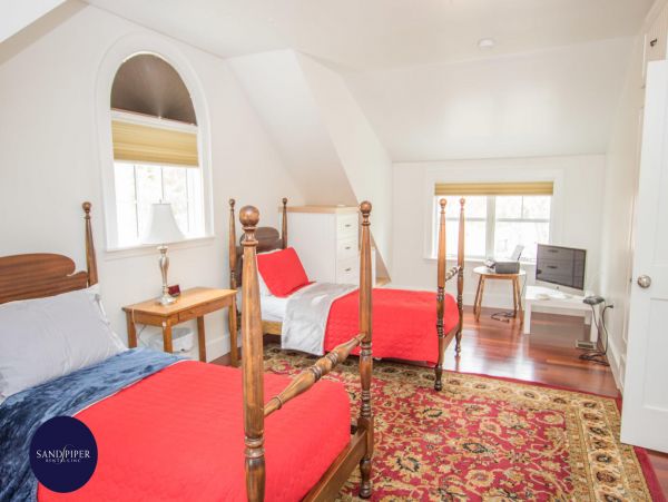 Cape Cod Home 995147