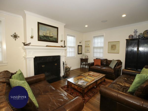 Cape Cod Home 995150