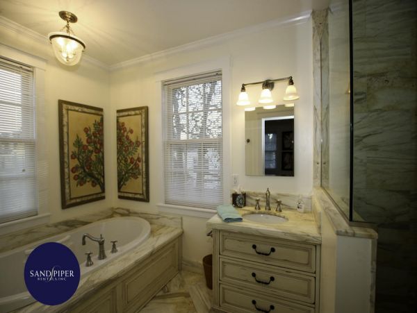 Cape Cod Home 995150