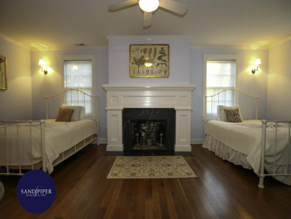 Cape Cod Home 995150