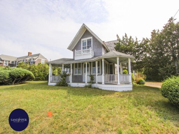 Cape Cod Home 995152