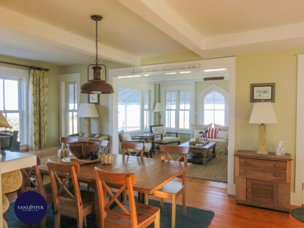 Cape Cod Home 995152