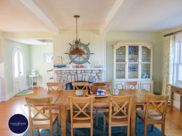 Cape Cod Home 995152