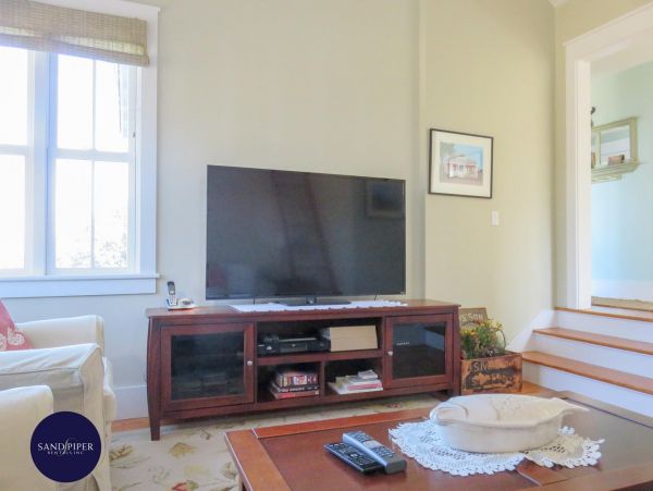 Cape Cod Home 995152