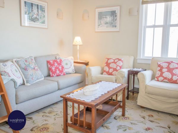 Cape Cod Home 995152