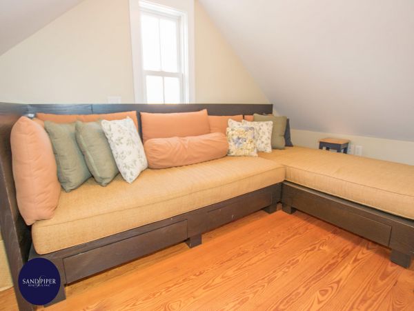 Cape Cod Home 995152