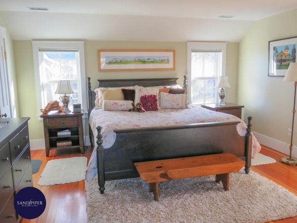 Cape Cod Home 995152