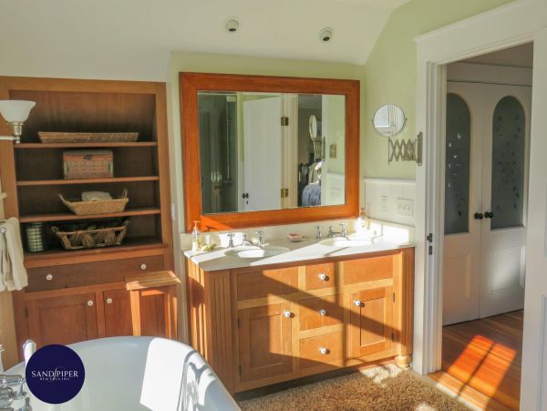 Cape Cod Home 995152