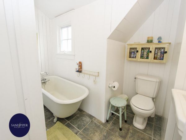 Cape Cod Home 995152