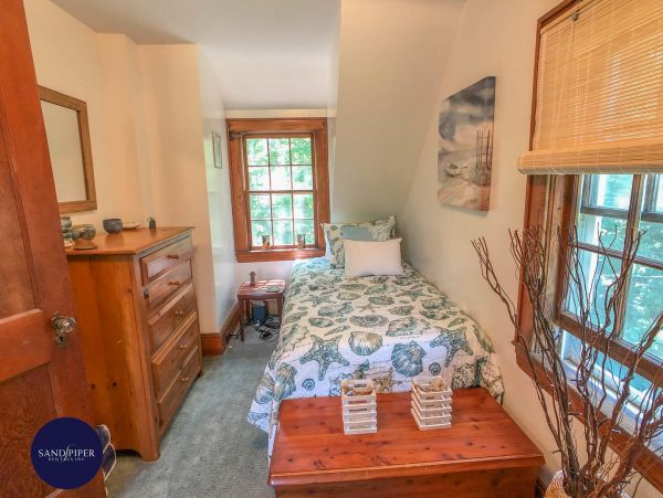 Cape Cod Home 995153