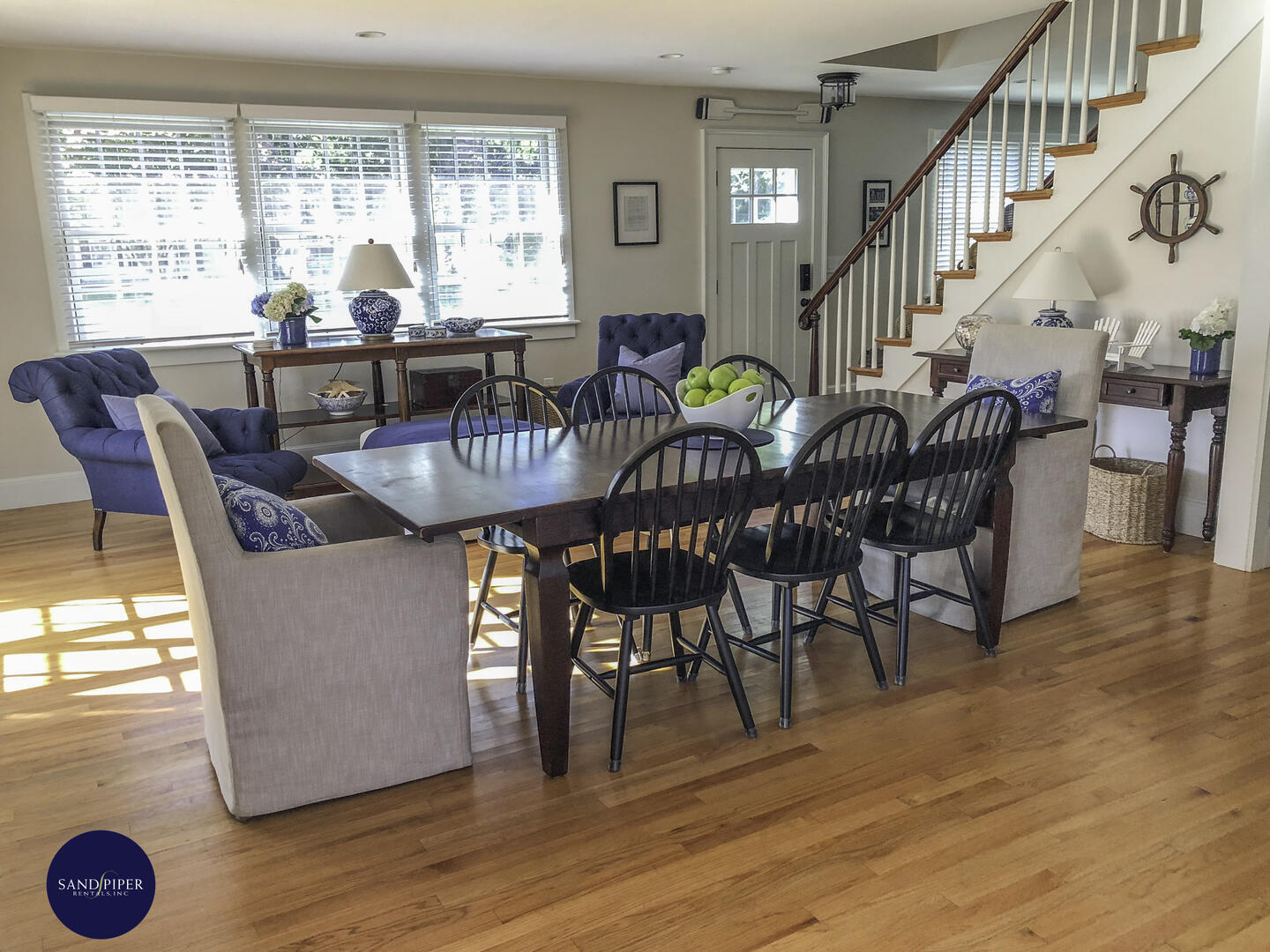 Cape Cod Home 995162