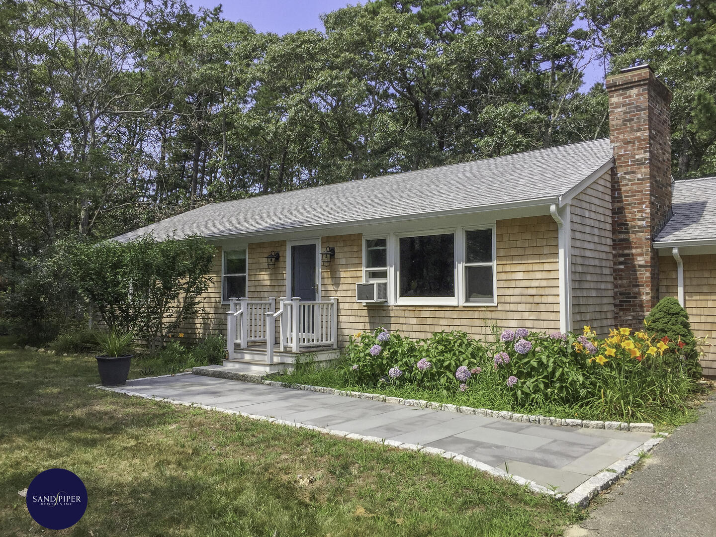 Cape Cod Home 995163