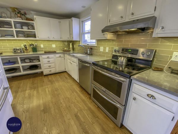 Cape Cod Home 995163