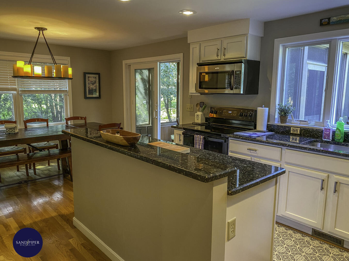 Cape Cod Home 995169