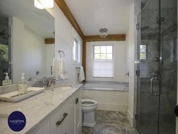 Cape Cod Home 995170